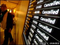 تابلوی پروازهای لغو شده در يکی از فرودگاه های لندن