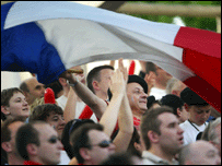 Torcedores franceses acompanham jogo em telão