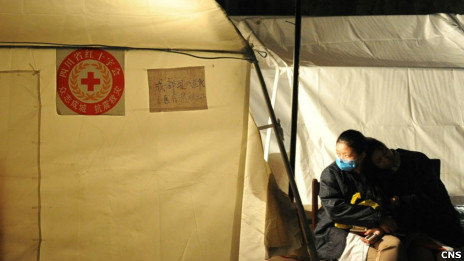 芦山县带有红十字会标志的医疗帐篷