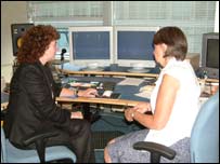 Cô Sue Kelsh và Carmel Perry trong phòng biên tập chương trình