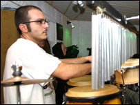 فردی که در حوزه موسیقی پاپ فعال است