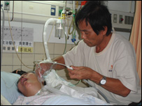 Bà Đỗ Thị Viết và chồng trong bệnh viện