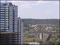 Ponte da Amizade, que liga o Paraguai e o Brasil.