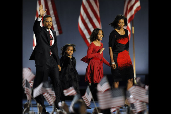 民主党参议员巴拉克?奥巴马当选美国第一位黑人总统。他在芝加哥对欢呼的群众说：“过去的道路漫长，但是今天晚上……改革来到了美国”。