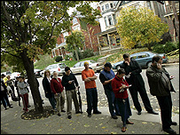 ووٹروں نے صبح ہی سے قطاریں لگانی شروع کردیں