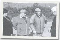 Gwyn Ll Jones, Emlyn Hughes ac Eirian roberts ger tro Tyddyn Du gyda Gareth Jones AC