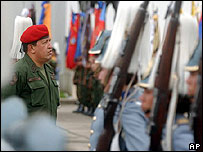 Chavéz durante desfile de tropas