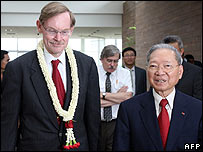 Ông Zoellick và bộ trưởng kinh tế Campuchia Kaet Chhon