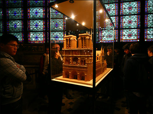 始建于12世纪的巴黎圣母院是巴黎其中一个最著名的景点。