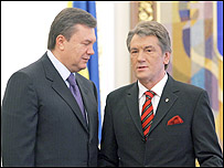 Переговори між панами Ющенком та Януковичем відбуваються регулярно, але чи шукати тут прихованих значень? Фото з архіву Укрінформ