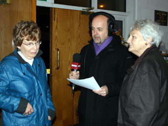 Garry Owen yn siarad a sywddogion Yr Hogwr ar y Post Cynta