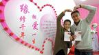 江苏苏州一对新人展示其结婚证（新华社图片12/12/2012）