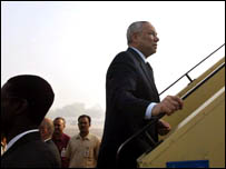 Powell sobe no avião, para deixar o Afeganistão