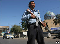 یک پلیس از مسجدی در بغداد محافظت می کند