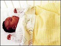 Bebê dormindo em berço