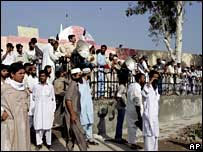 Manifestantes em frente à Mesquita Vermelha
