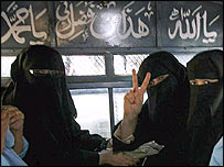 مولانا عبدالعزیز کی اہلیہ اور بیٹیاں