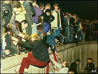 Người dân Đức vào lúc phá bỏ bức tường Berlin