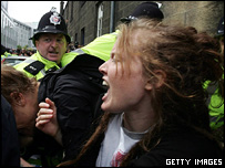 Policiais e manifestantes