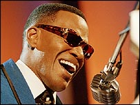 Jamie Foxx no papel de Ray Charles