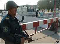 Binh lính trên đường phố Uzbekistan