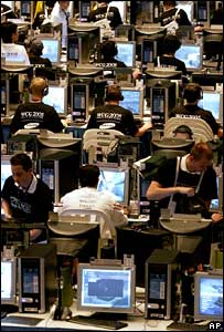 Grupo joga videogame