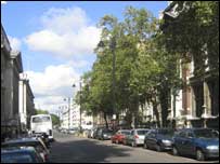 Exhibition Road atualmente, com carros estacionados e calçadas