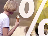 Vitrinlere bakan bir tüketici