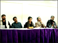 پریس کانفرنس کے دوران انسانی حقوق کے کارکن