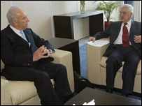 محمود عباس (راست) و شيمون پرز