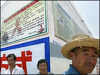 Çin'de AIDS'le mücadele pankartları önünde yerel halk