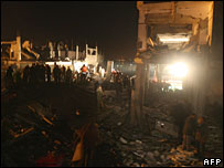 Palestinos inspecionam local de explosão no campo de refugiados de Bureij, na Faixa de Gaza