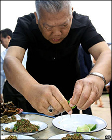 Thủ tướng Thái Lan đang nấu một món ăn Lào