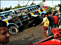 नाले से निकाली गई बस