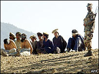 Pakistan askerleriyle militan oldukları düşünülen kişiler (arşiv)