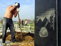 Поховання гірника після вибуху на шахті Суходільська-Східна місяць тому 