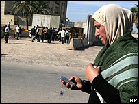 Phụ nữ Iraq dùng điện thoại di động