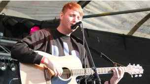 詹姆斯·阿瑟在赢得《未知元素》冠军之前曾经在奥克兰主教学院举办的音乐节上表演