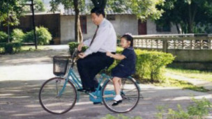 习近平和女儿旧照(新华社图片)