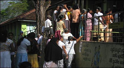 voters queuing in Ratnapura to cast their vote (file photo by Ajith Lal Shantha Udaya)