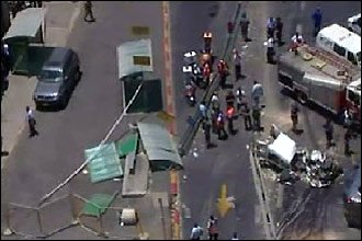 Các xe ôtô bị xe ủi đè nát