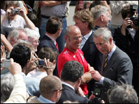 英国王储查尔斯慰问灾民。