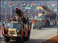 Militares indianos na parada assistida por Lula 