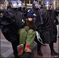 Polícia e manifestante em Seattle