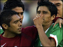 Mexicano Ricardo Osorio é consolado ao perder pênalti decisivo