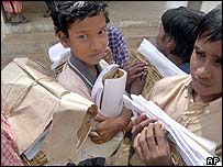 Crianças indianas carregam livros