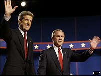 Bush và Kerry trong tranh luận ở Arizona