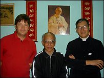 DB Luke Donnellan, LM Phan Văn Lợi (giữa), và LM Nguyễn Văn Lý