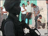 Soldado israelense patrulha territórios ocupados