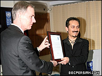 فرهاد دریا در حال دریافت تقدیرنامه از سوی نماینده یو ان دی پی